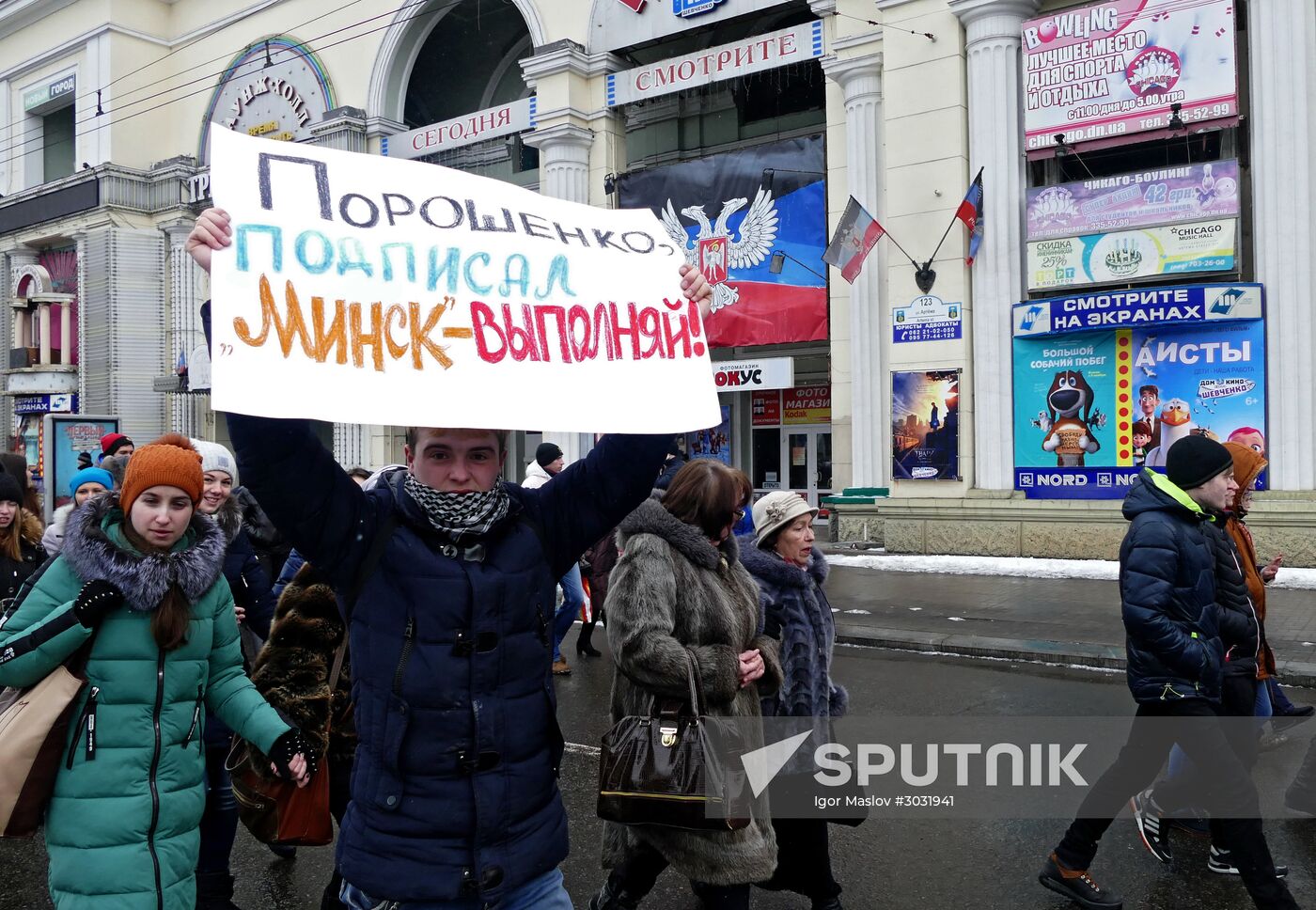 Donetsk residents refer to global leaders in a rally