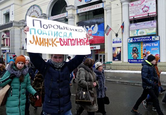 Donetsk residents refer to global leaders in a rally