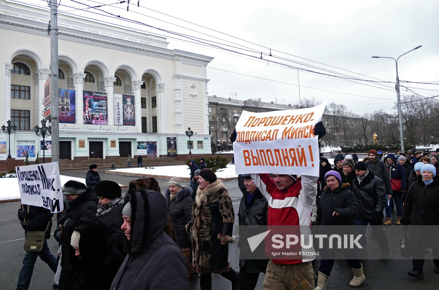 Donetsk residents refer to global leaders in a rally