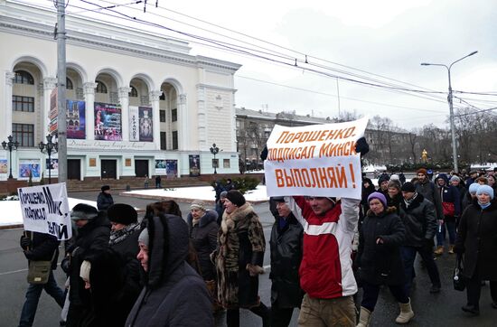 Donetsk residents refer to global leaders in a rally
