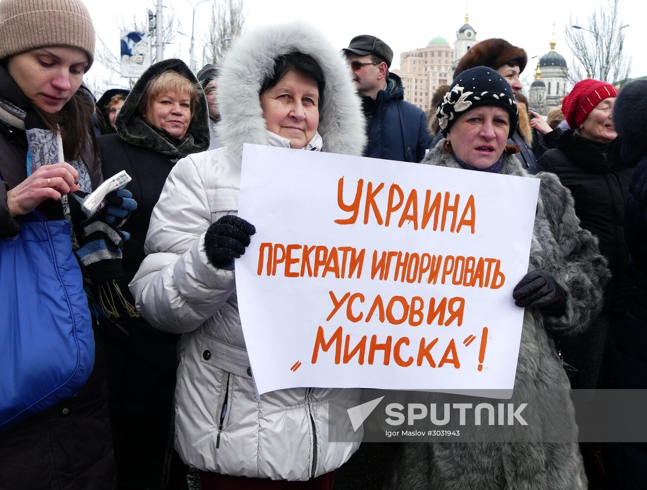 Donetsk residents refer to global leaders in a rally