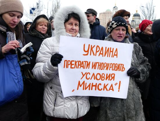 Donetsk residents refer to global leaders in a rally