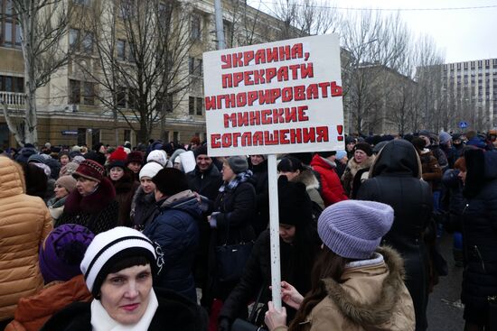 Donetsk residents refer to global leaders in a rally