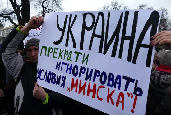 Donetsk residents refer to global leaders in a rally