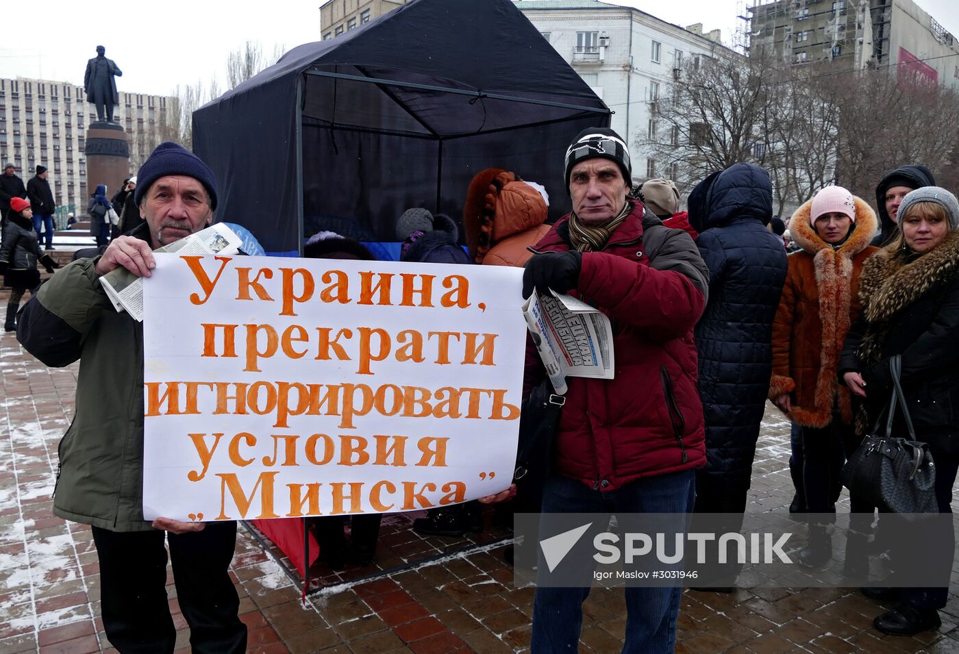 Donetsk residents refer to global leaders in a rally