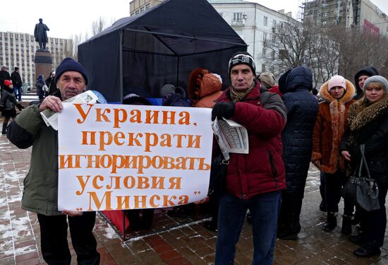 Donetsk residents refer to global leaders in a rally