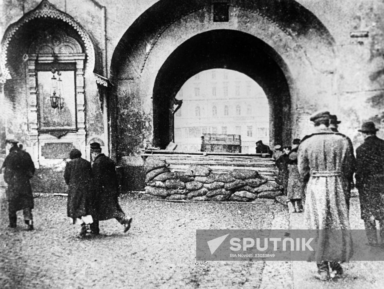 Moscow of October 1917. Barricaded Resurrection Gate