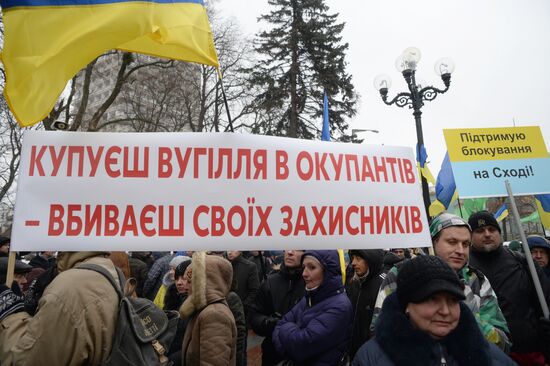 Protesters in Kiev demand commercial blockade of Donbass