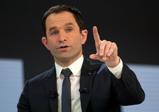 French presidential candidates make election speeches