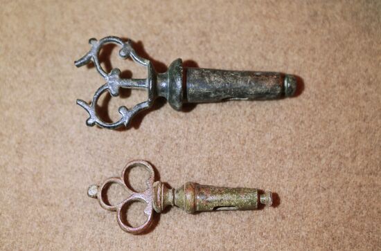 Presenting artifacts unearthed at Moscow's Bersenevskaya Embankment