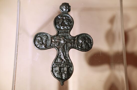 Presenting artifacts unearthed at Moscow's Bersenevskaya Embankment