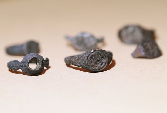 Presenting artifacts unearthed at Moscow's Bersenevskaya Embankment