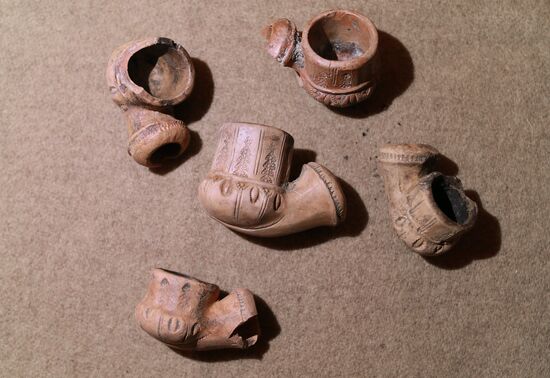 Presenting artifacts unearthed at Moscow's Bersenevskaya Embankment