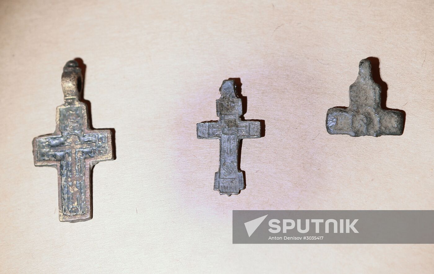Presenting artifacts unearthed at Moscow's Bersenevskaya Embankment
