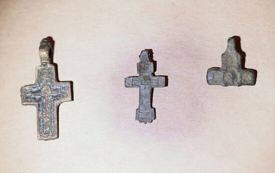 Presenting artifacts unearthed at Moscow's Bersenevskaya Embankment