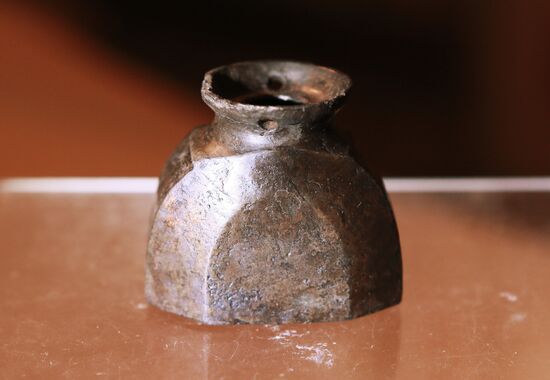 Presenting artifacts unearthed at Moscow's Bersenevskaya Embankment