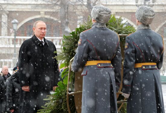 Wreath-laying ceremony at the Tomb of the Unknown Soldier on the Defender of the Fatherland Day