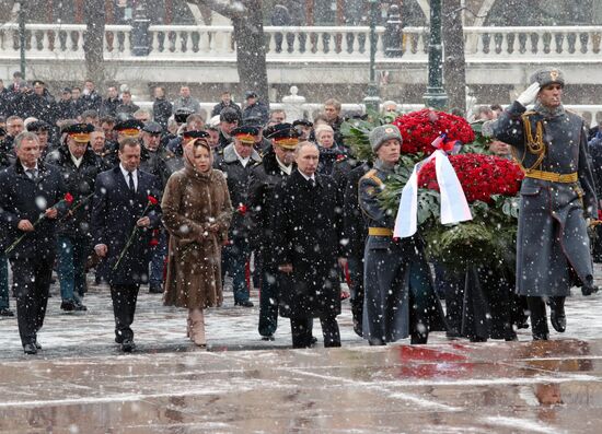 Wreath-laying ceremony at the Tomb of the Unknown Soldier on the Defender of the Fatherland Day