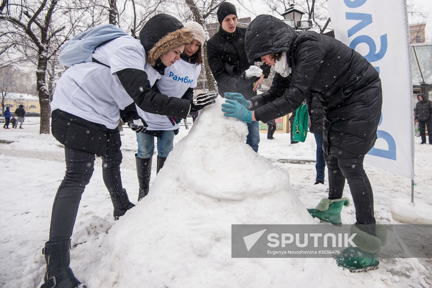 Internet meme Zhdun made of snow in Moscow