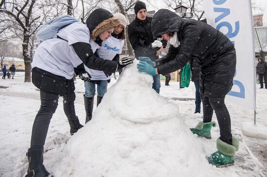 Internet meme Zhdun made of snow in Moscow