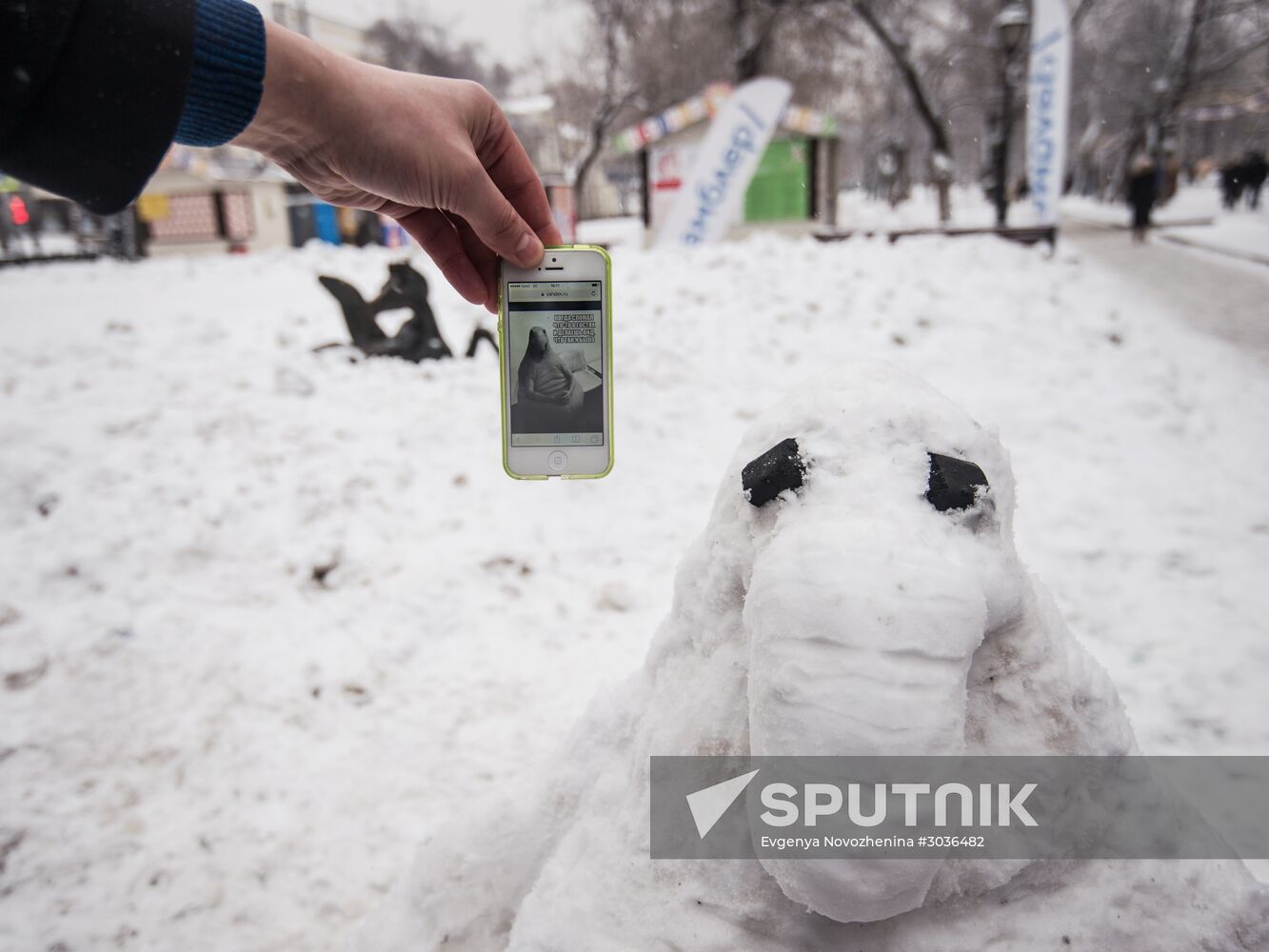 Internet meme Zhdun made of snow in Moscow