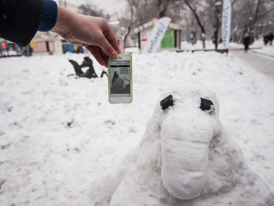 Internet meme Zhdun made of snow in Moscow