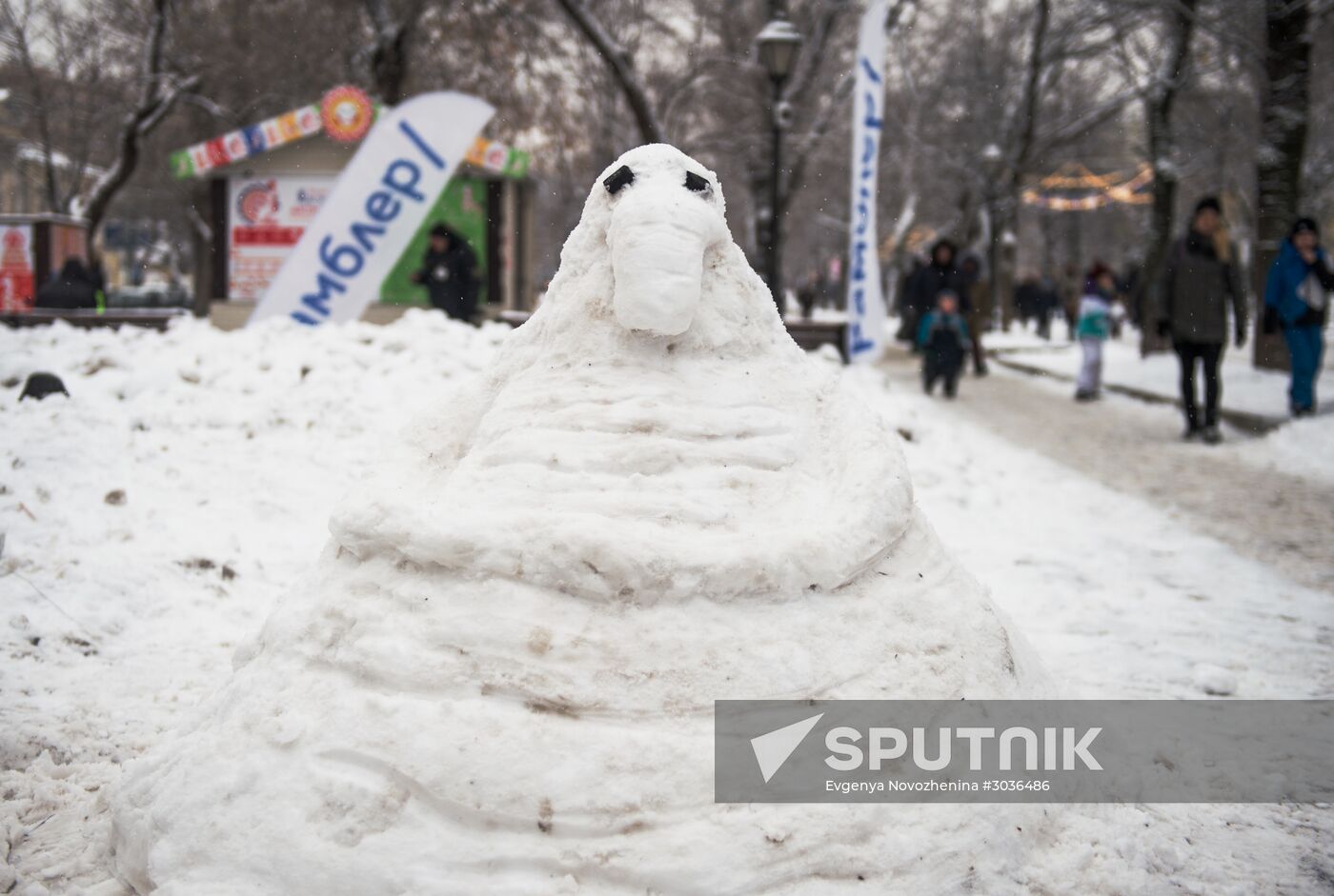 Internet meme Zhdun made of snow in Moscow