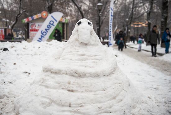 Internet meme Zhdun made of snow in Moscow