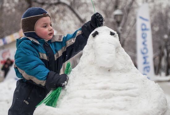 Internet meme Zhdun made of snow in Moscow