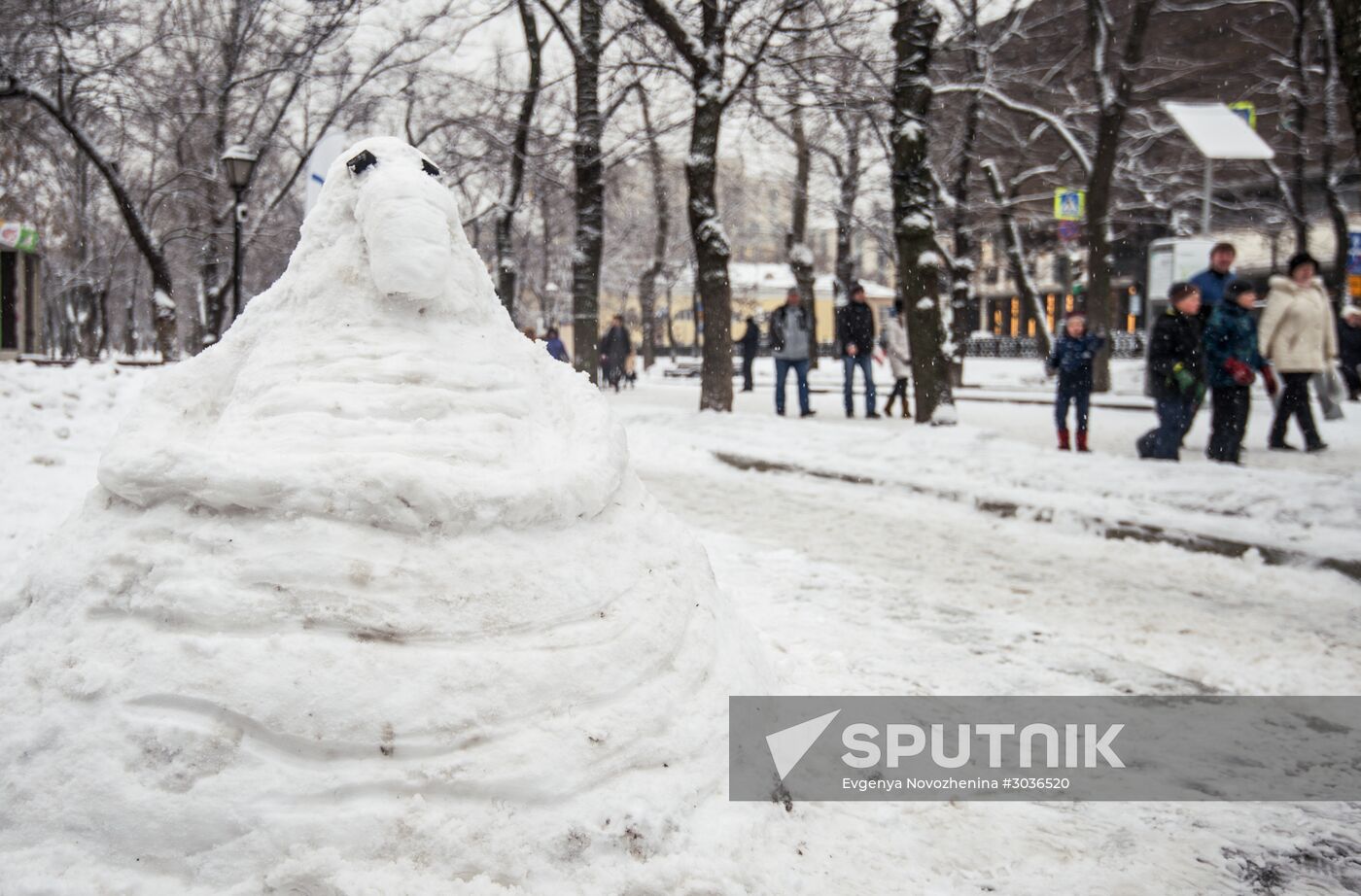 Internet meme Zhdun made of snow in Moscow