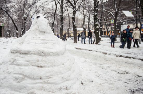 Internet meme Zhdun made of snow in Moscow