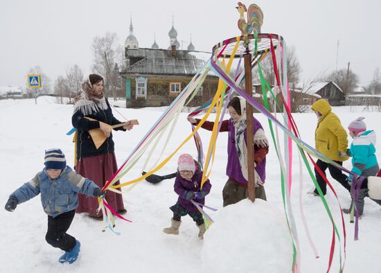 Maslenitsa festivities in Davydovo