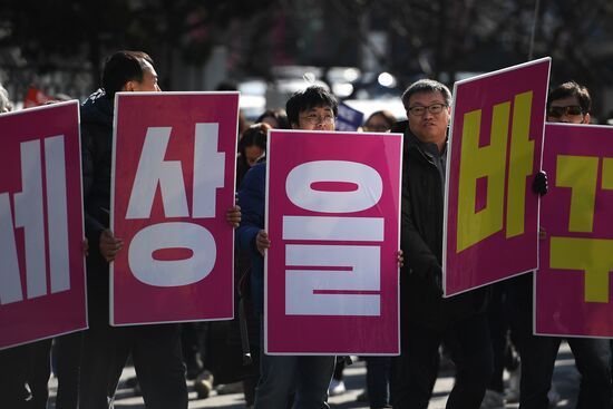 Protesters in Seoul demand President Park Geun-hye's resignation