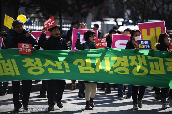 Protesters in Seoul demand President Park Geun-hye's resignation