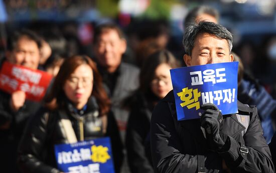 Protesters in Seoul demand President Park Geun-hye's resignation