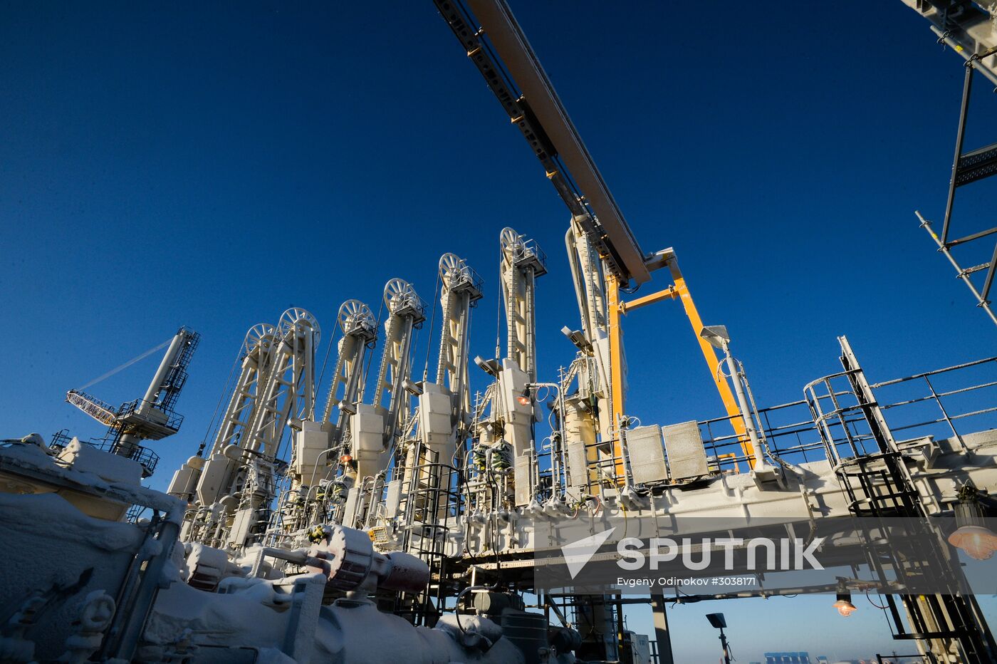 Building liquefied natural gas plant Yamal LNG