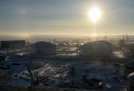 Building liquefied natural gas plant Yamal LNG