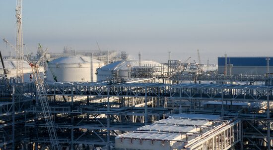 Building liquefied natural gas plant Yamal LNG