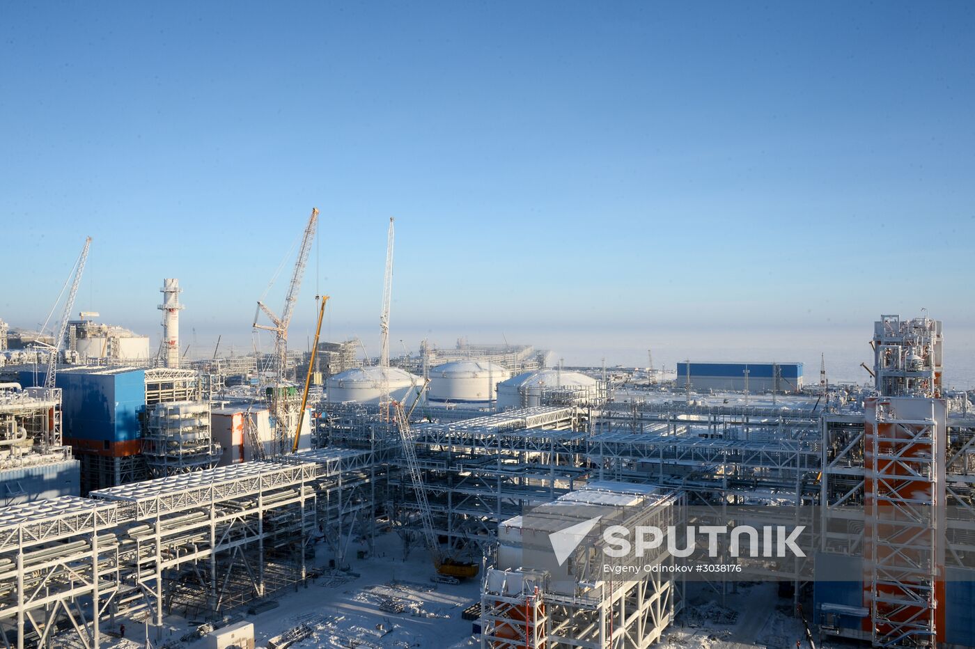 Building liquefied natural gas plant Yamal LNG