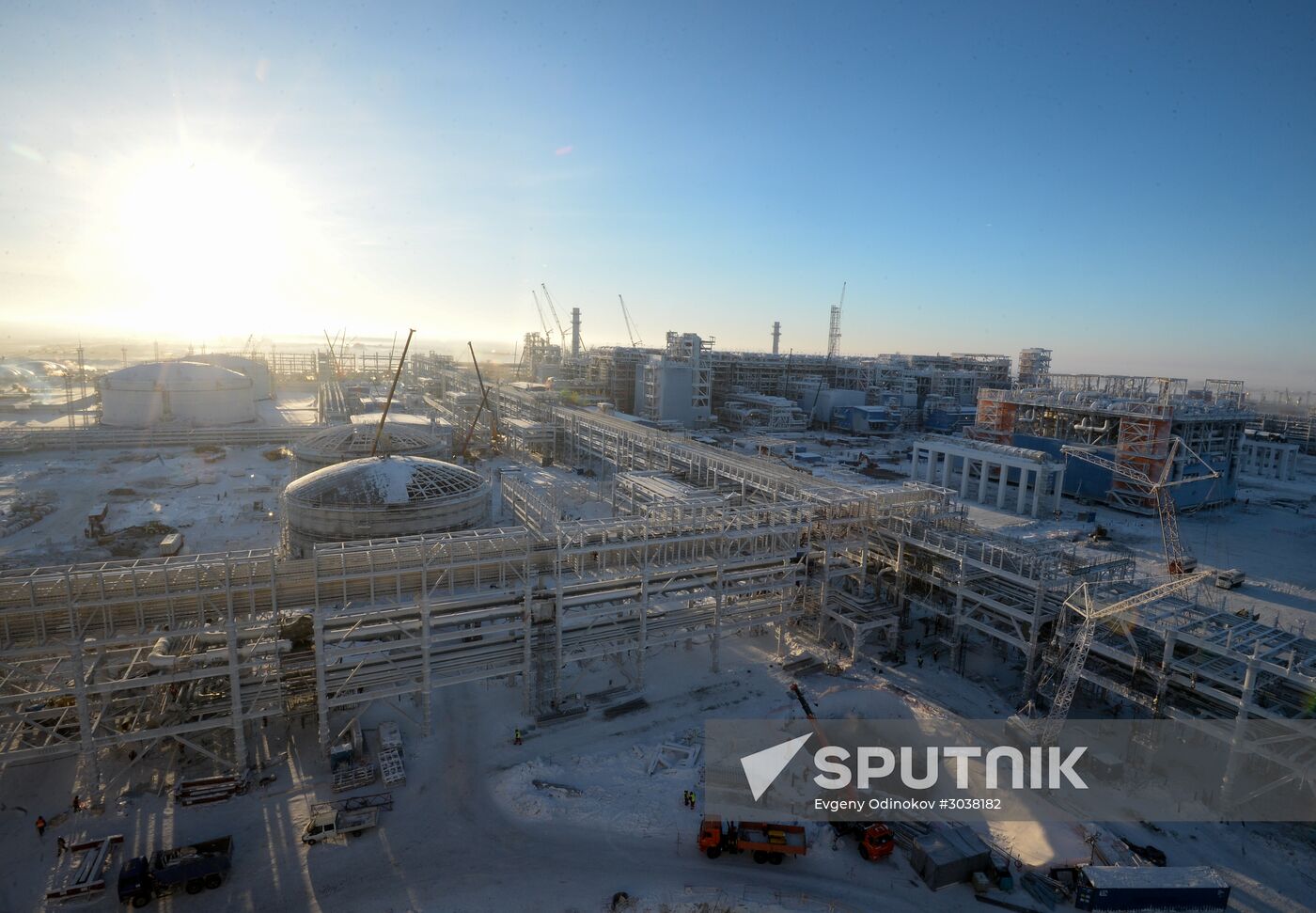 Building liquefied natural gas plant Yamal LNG
