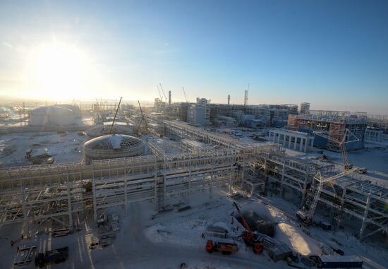 Building liquefied natural gas plant Yamal LNG