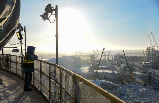 Building liquefied natural gas plant Yamal LNG