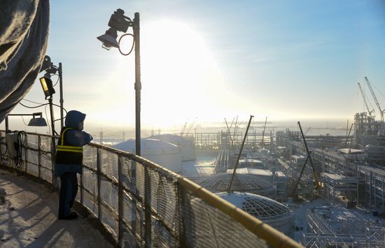 Building liquefied natural gas plant Yamal LNG
