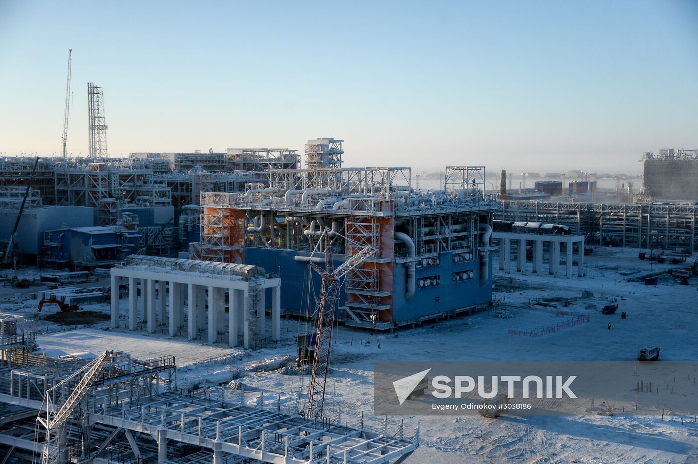Building liquefied natural gas plant Yamal LNG