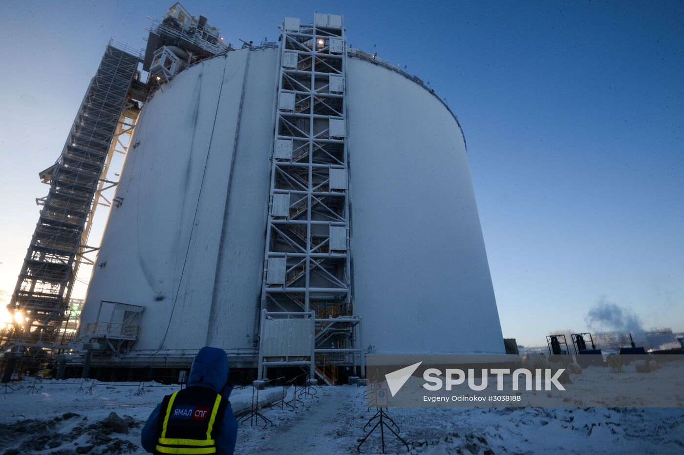 Building liquefied natural gas plant Yamal LNG