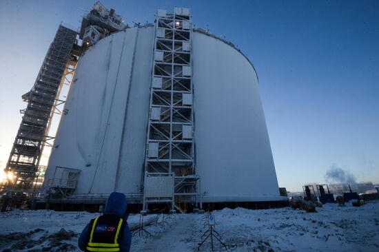 Building liquefied natural gas plant Yamal LNG