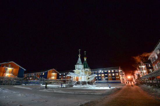 Building liquefied natural gas plant Yamal LNG