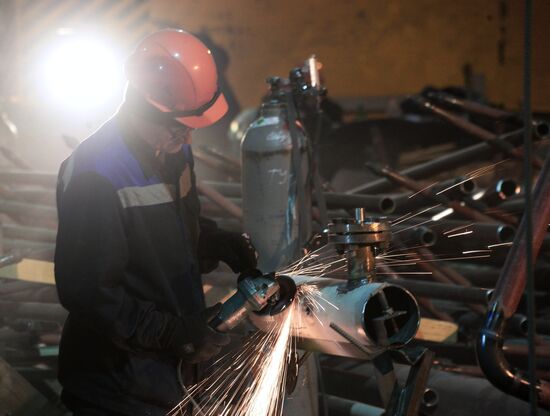 Building liquefied natural gas plant Yamal LNG