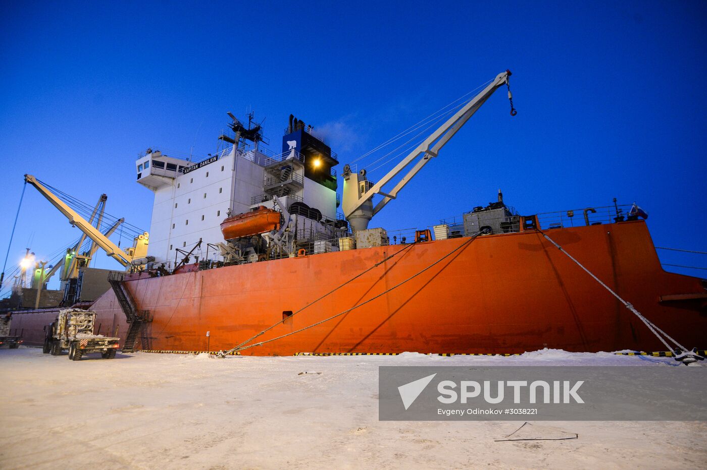 Building liquefied natural gas plant Yamal LNG