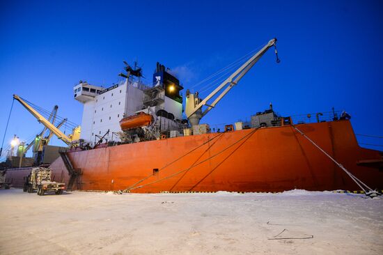 Building liquefied natural gas plant Yamal LNG